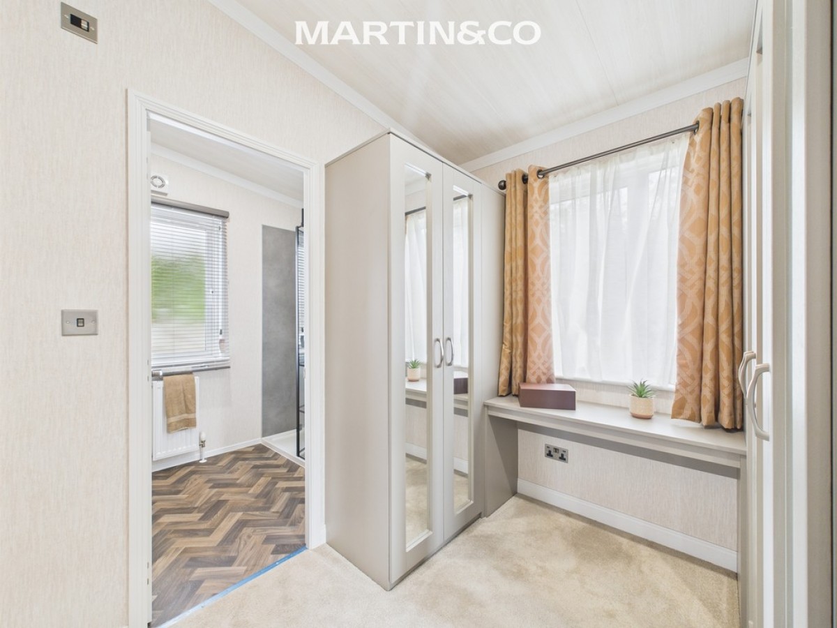 Thames Retreat, Chertsey Lane
