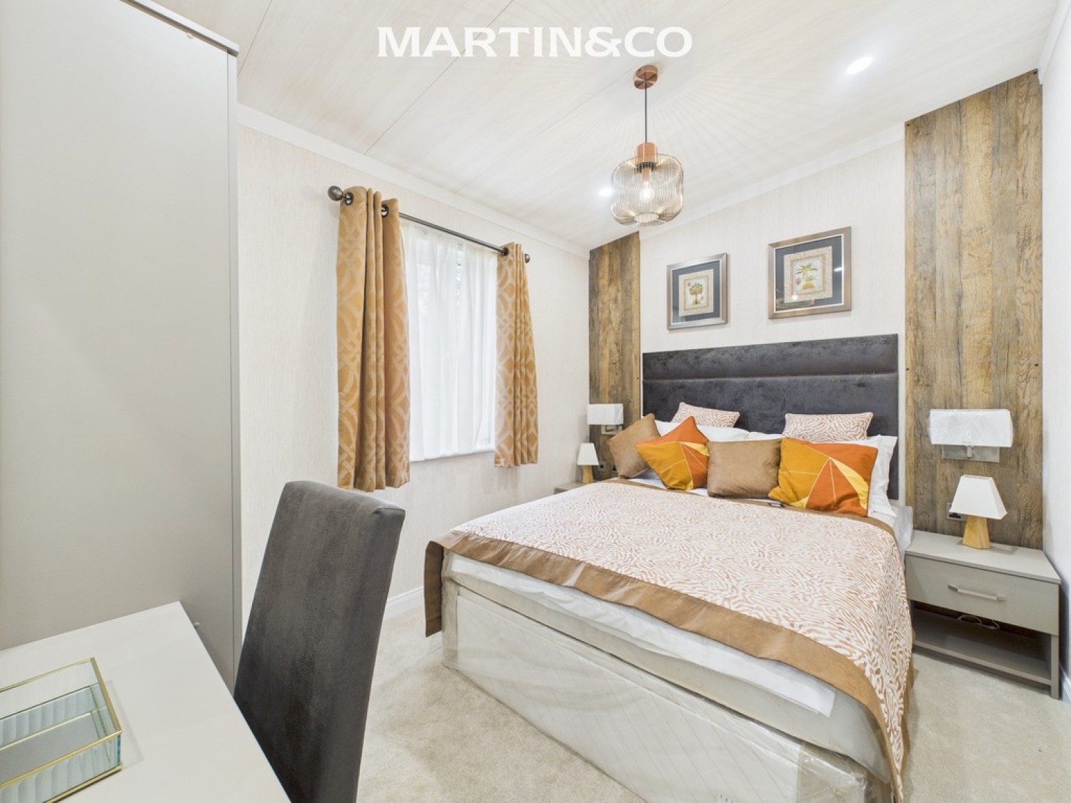 Thames Retreat, Chertsey Lane