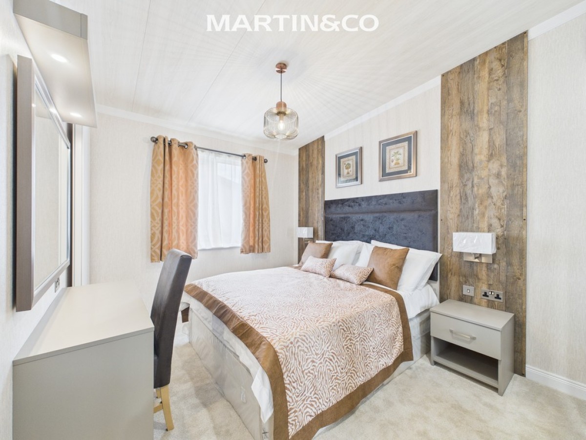 Thames Retreat, Chertsey Lane