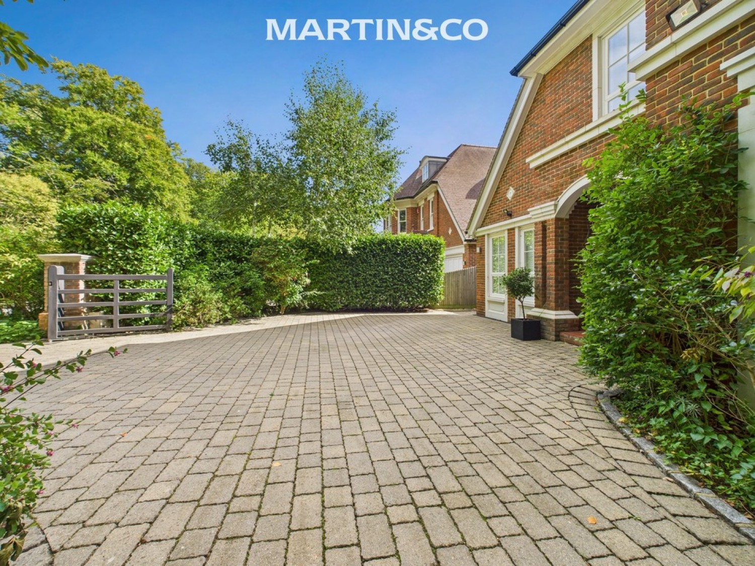 Queens Hill, Ascot