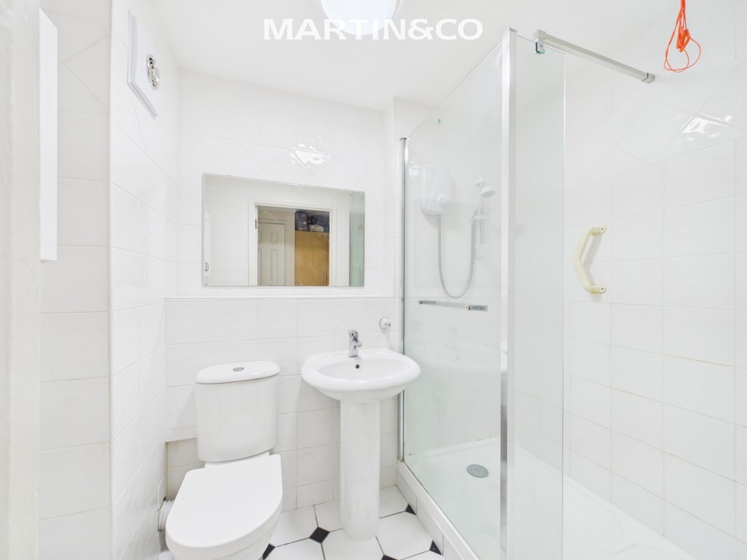 1 bedroom Flat for Sale Manor Farm Court, Egham