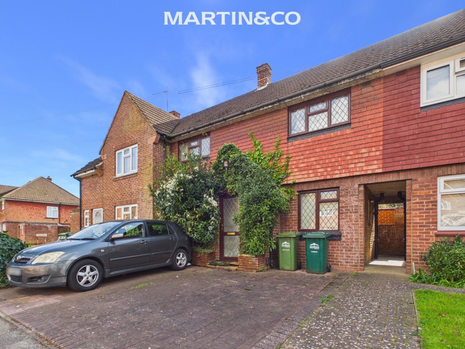 2 bedroom House for Sale Gloucester Crescent, Staines