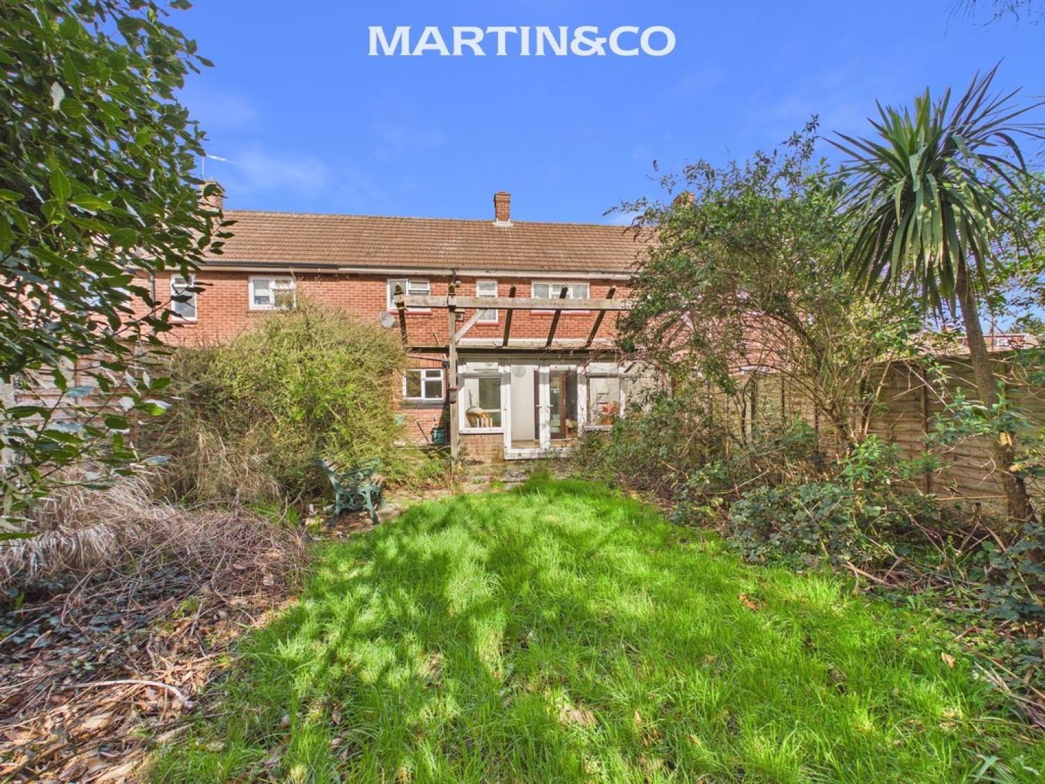 2 bedroom House for Sale Gloucester Crescent, Staines