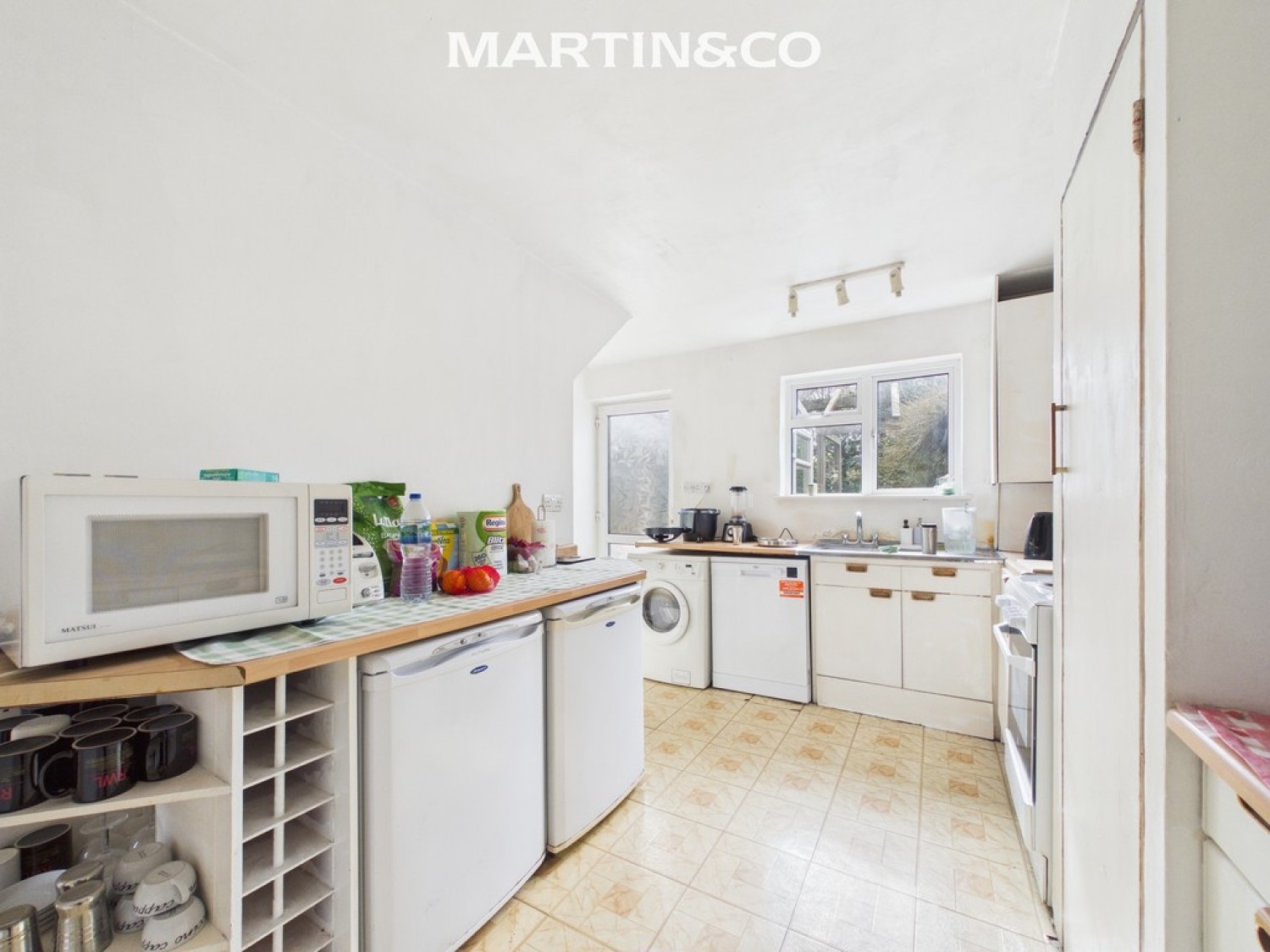 2 bedroom House for Sale Gloucester Crescent, Staines