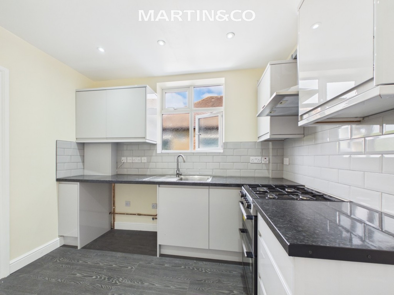 2 bedroom Flat for Letting Penton Avenue, Staines-upon-Thames