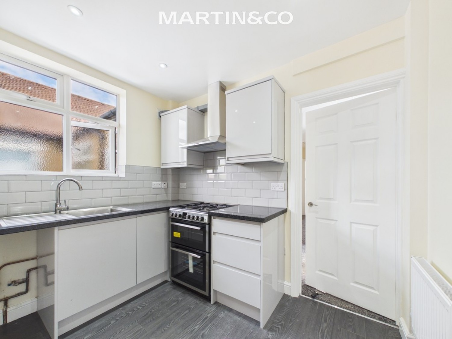 2 bedroom Flat for Letting Penton Avenue, Staines-upon-Thames