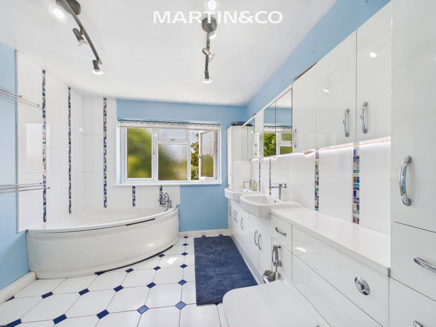 3 bedroom House for Sale Harcourt Close, Egham