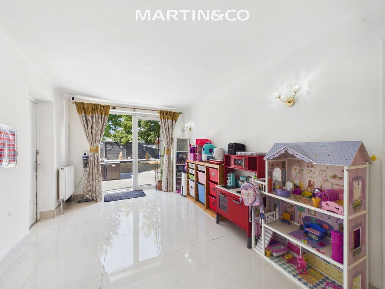 3 bedroom House for Sale Harcourt Close, Egham