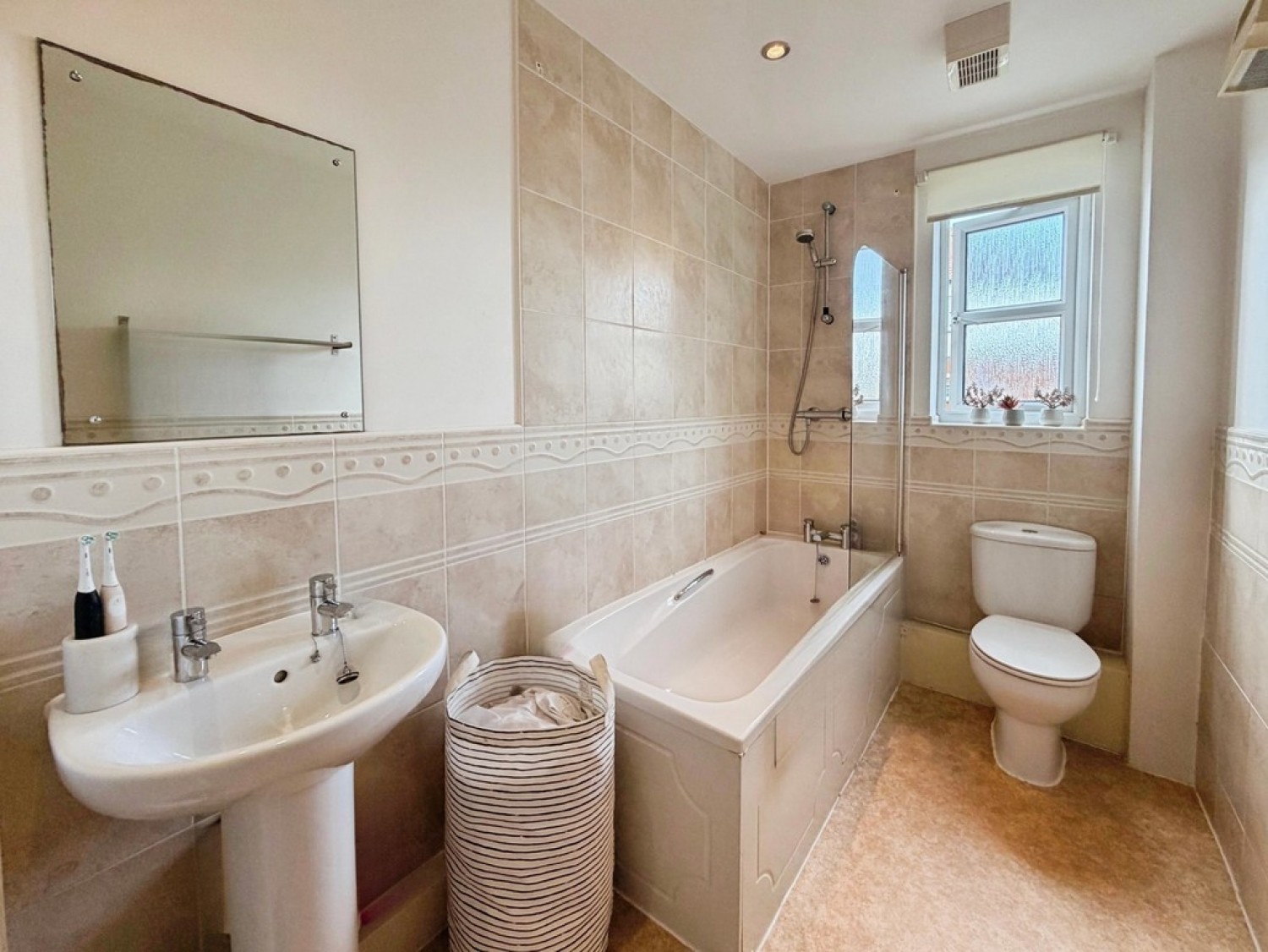 2 bedroom Flat for Letting Oaklands House, Rodley Lane