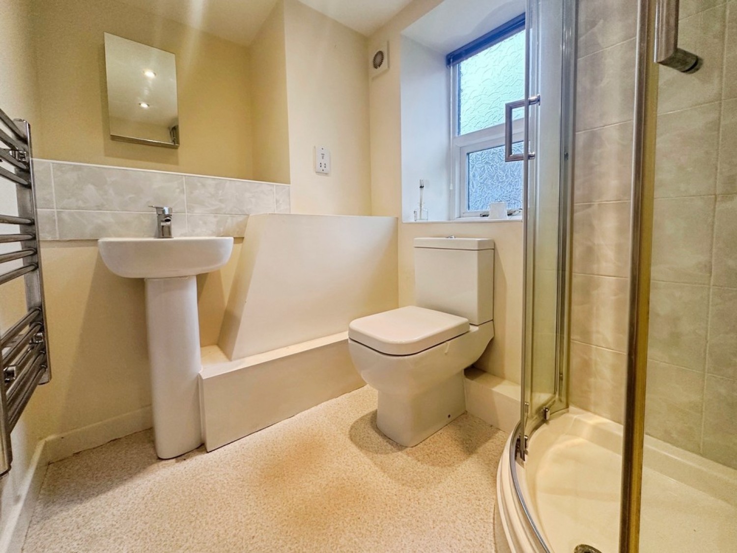 2 bedroom Flat for Letting Back Town Street, Farsley