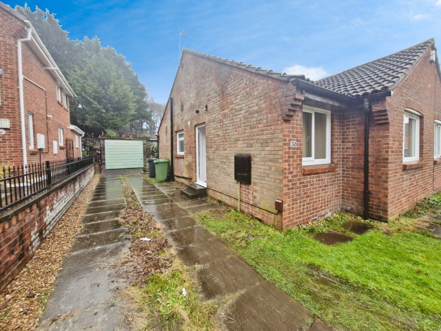 2 bedroom Bungalow in Abbeydale Gardens, Kirkstall, Leeds