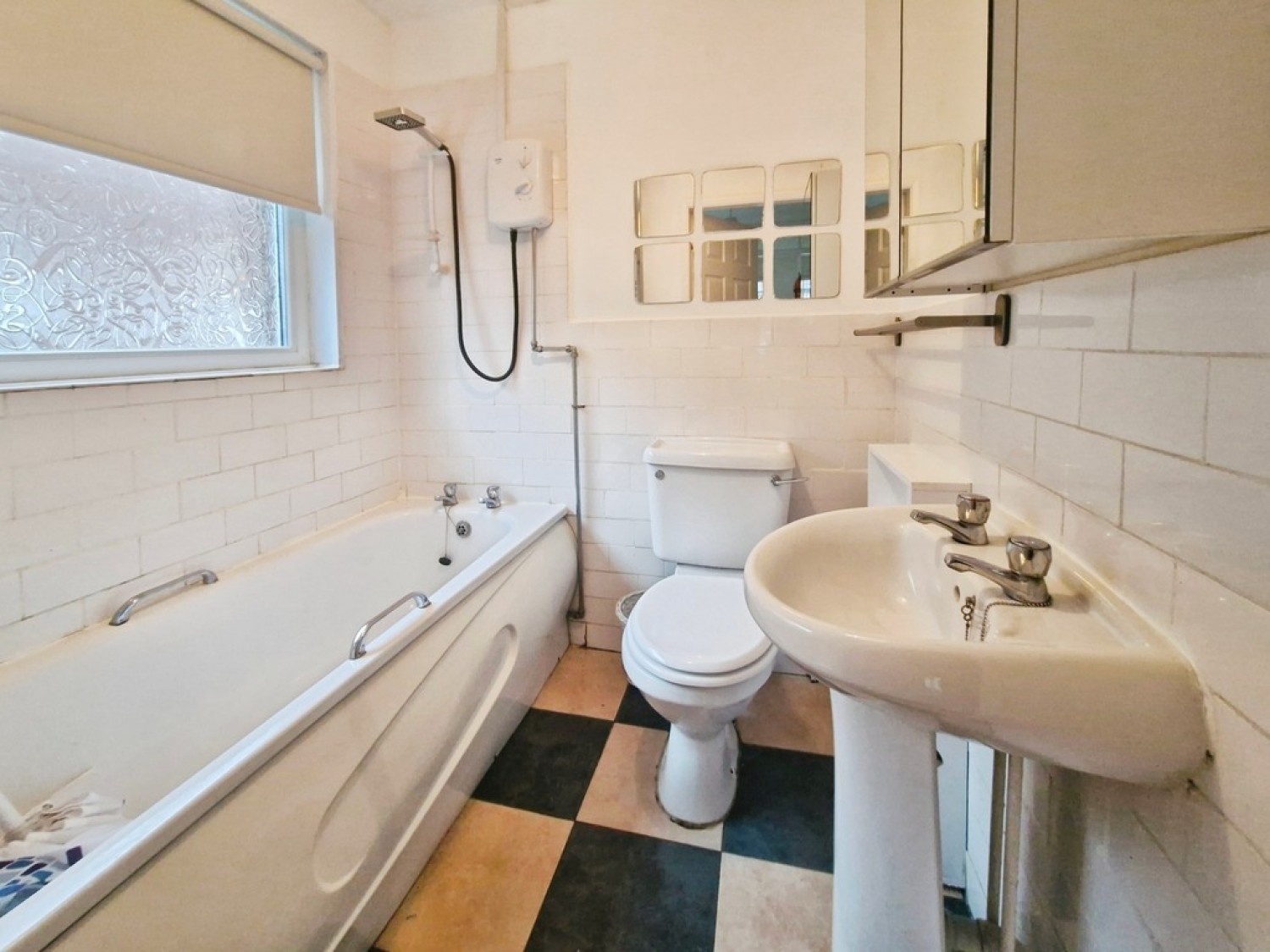 2 bedroom Bungalow in Abbeydale Gardens, Kirkstall, Leeds