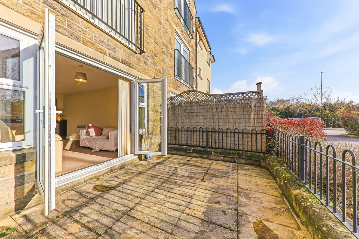 2 bedroom Flat for Sale Station Square, Bradford Road, LS28 5GN