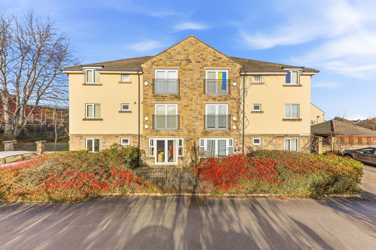 2 bedroom Flat for Sale Station Square, Bradford Road, LS28 5GN