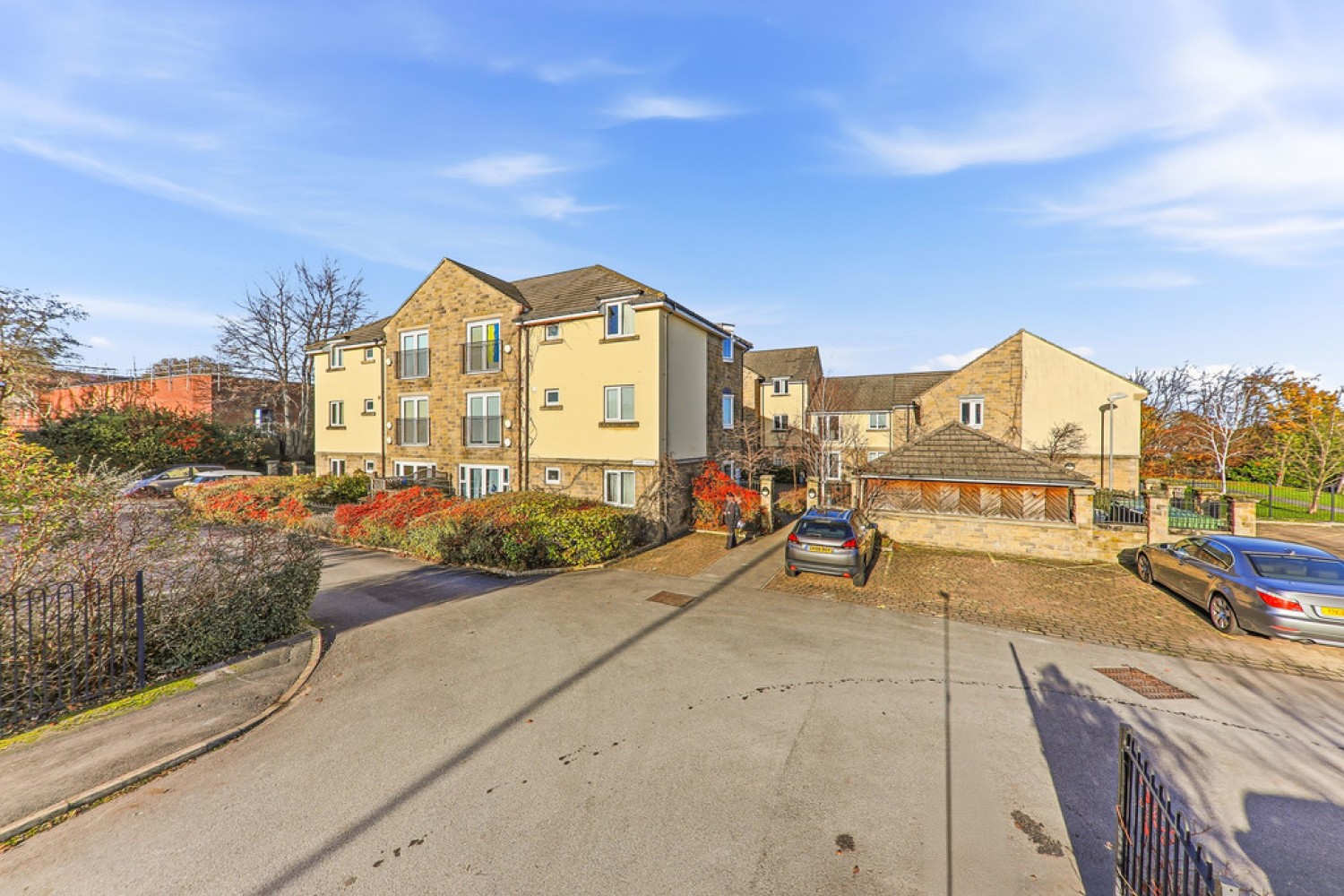 2 bedroom Flat for Sale Station Square, Bradford Road, LS28 5GN