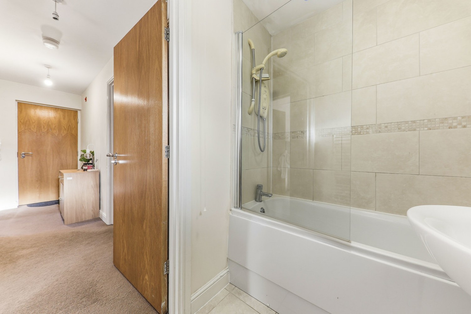 2 bedroom Flat for Sale Station Square, Bradford Road, LS28 5GN