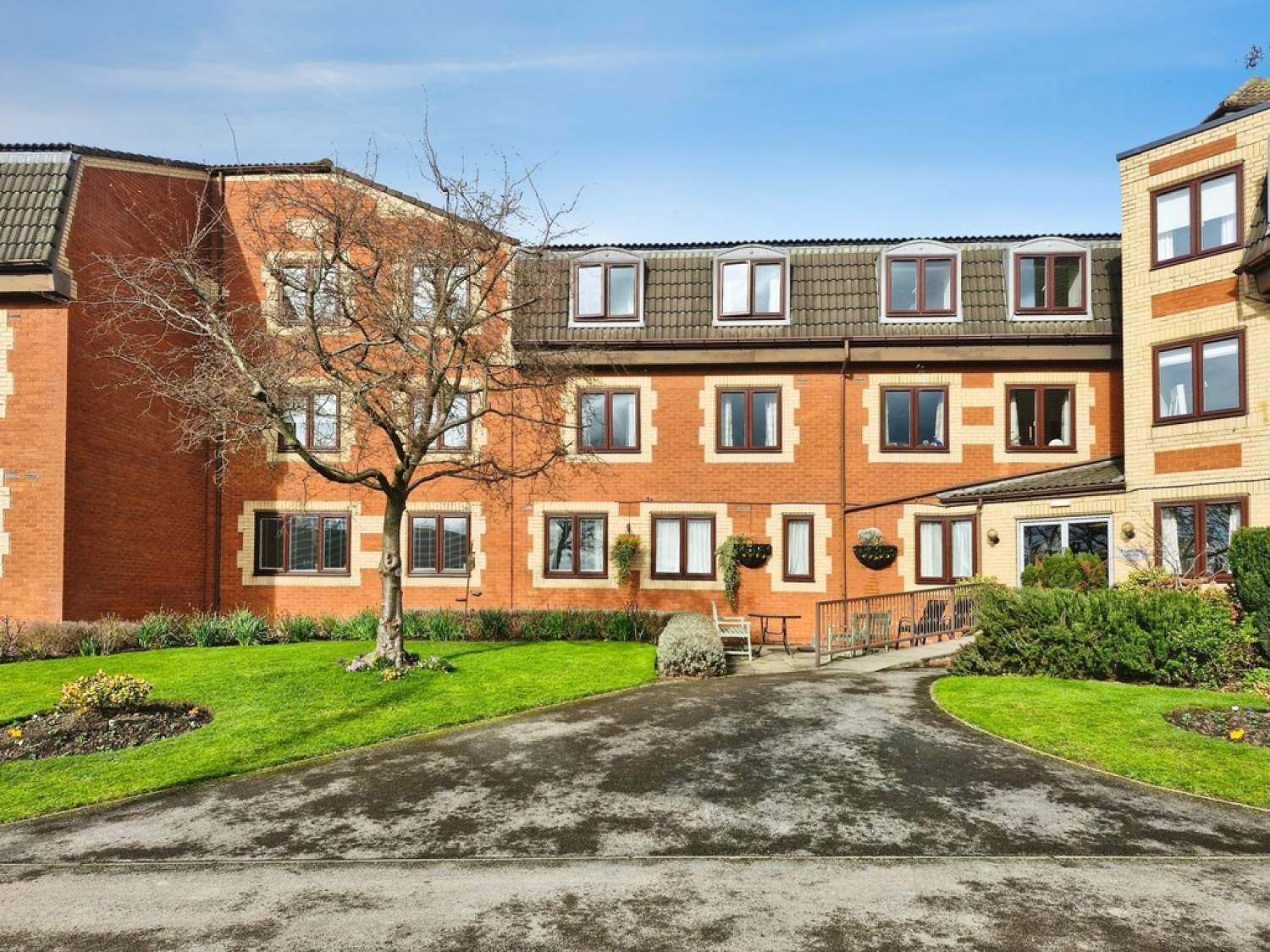 2 bedroom Flat for Sale Regent Crescent, Horsforth