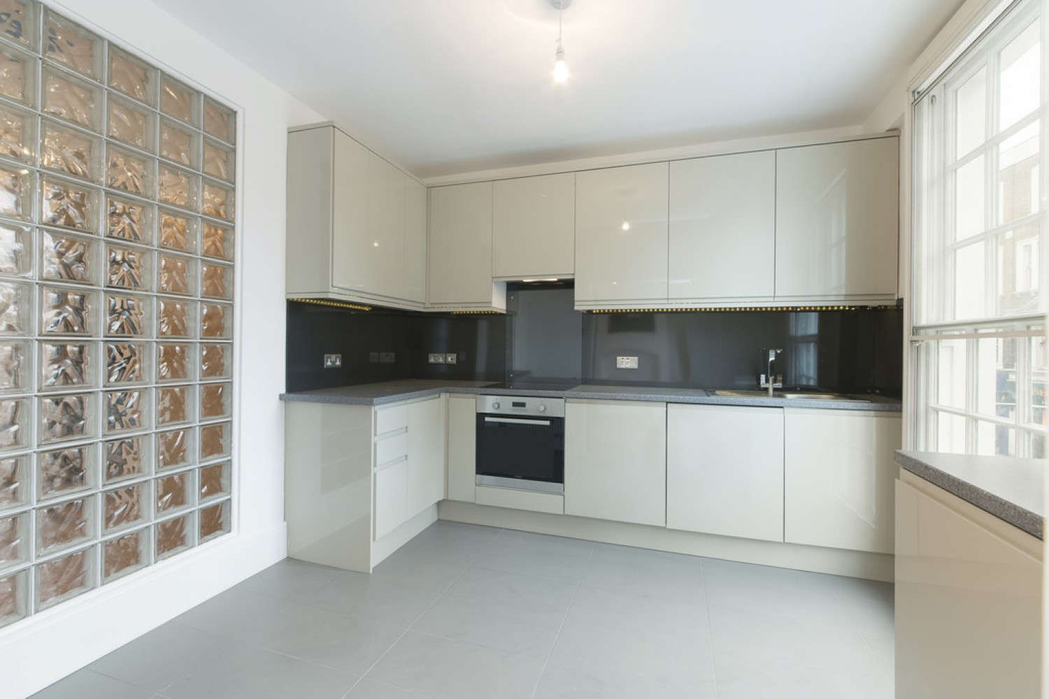 2 bedroom Flat for Letting Earls Court Road, Earls Court