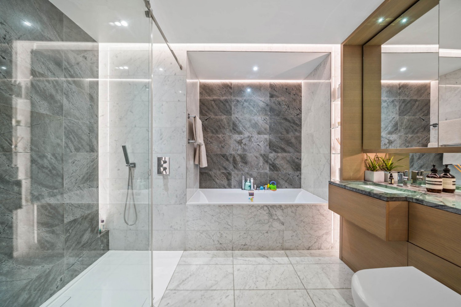 3 bedroom Flat for Sale Pinnacle House, Battersea Reach