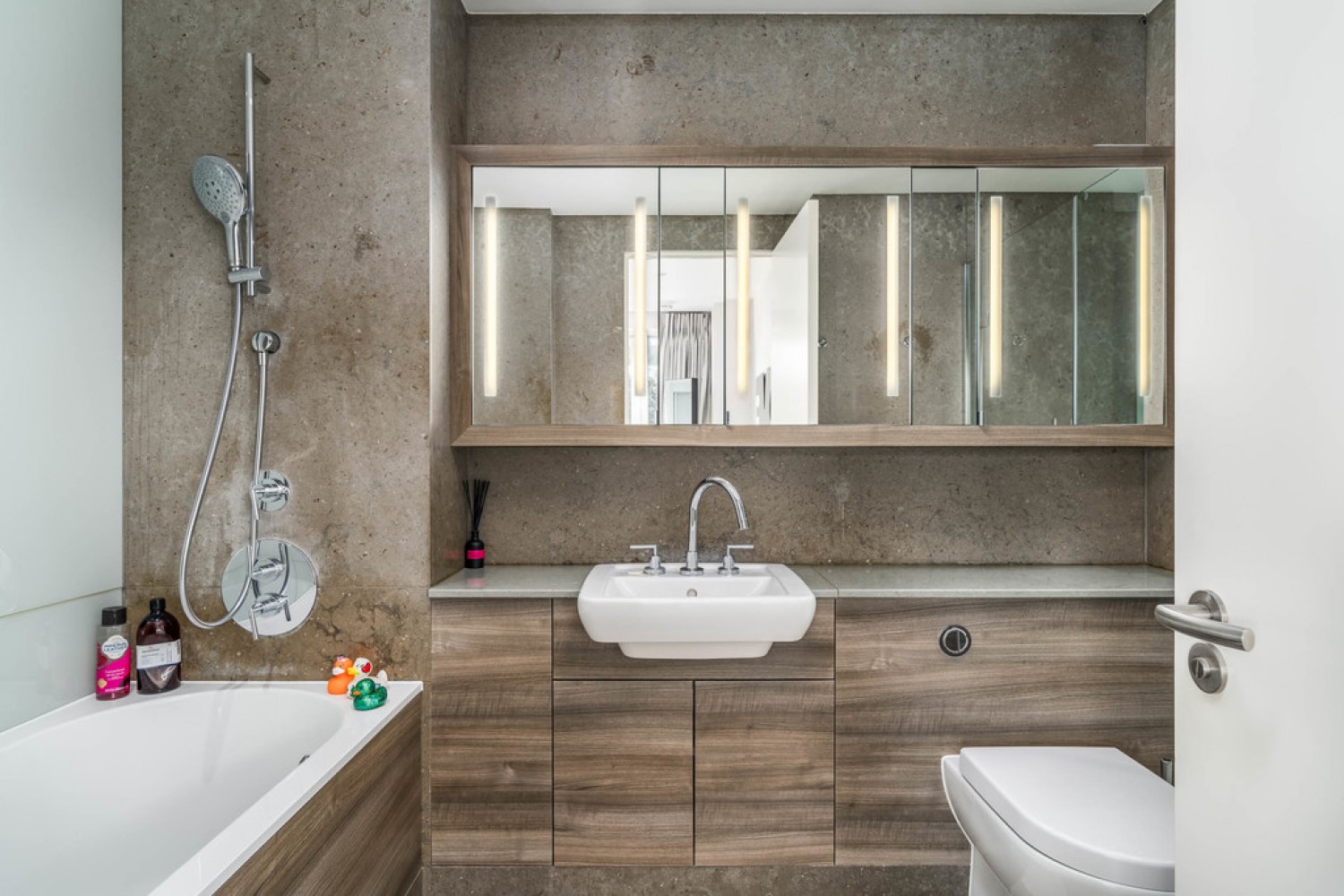 3 bedroom Flat in Flotilla House, Battersea Reach