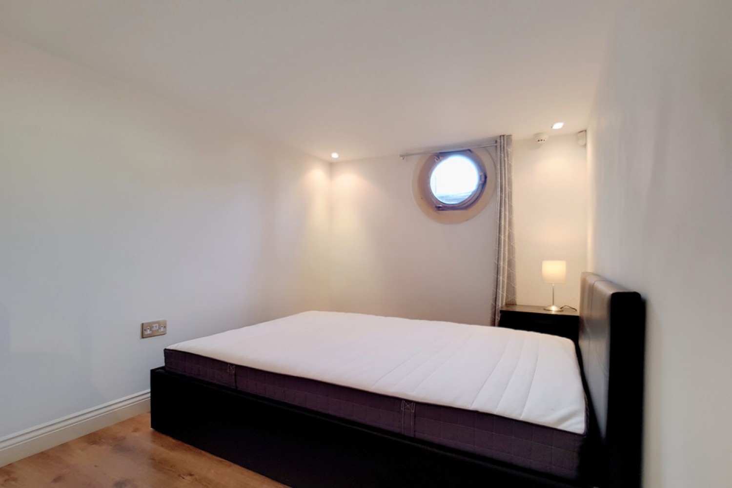 2 bedroom Flat for Letting Oyster Pier, Battersea