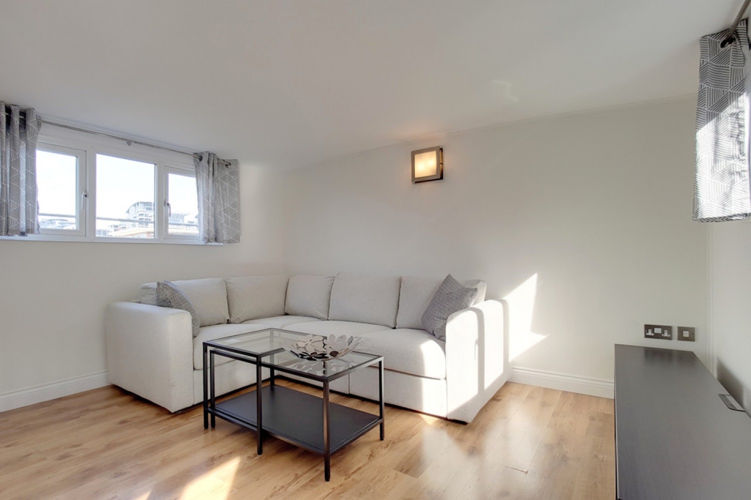 2 bedroom Flat for Letting Oyster Pier, Battersea