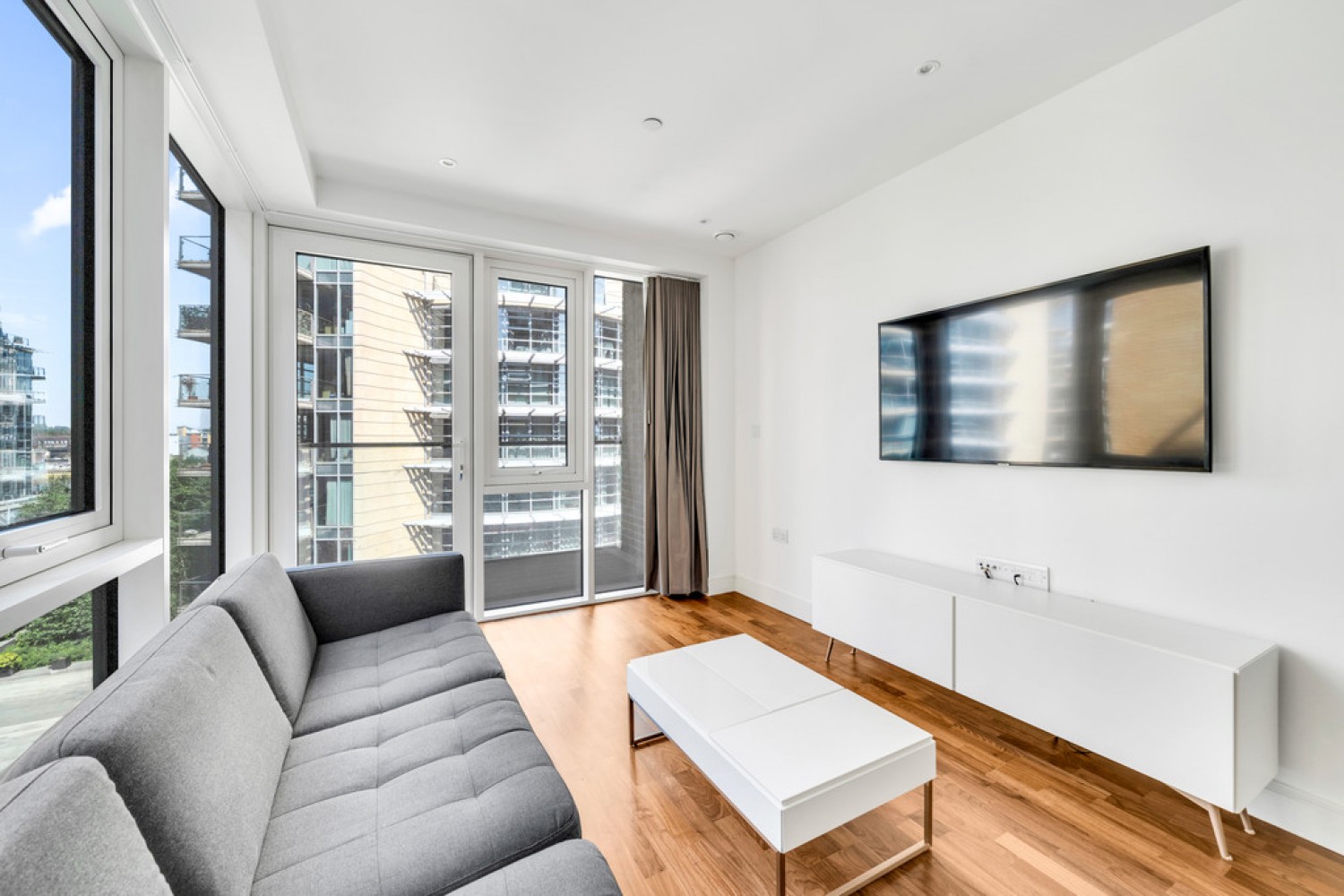 2 bedroom Flat for Letting Discovery House, Battersea Reach