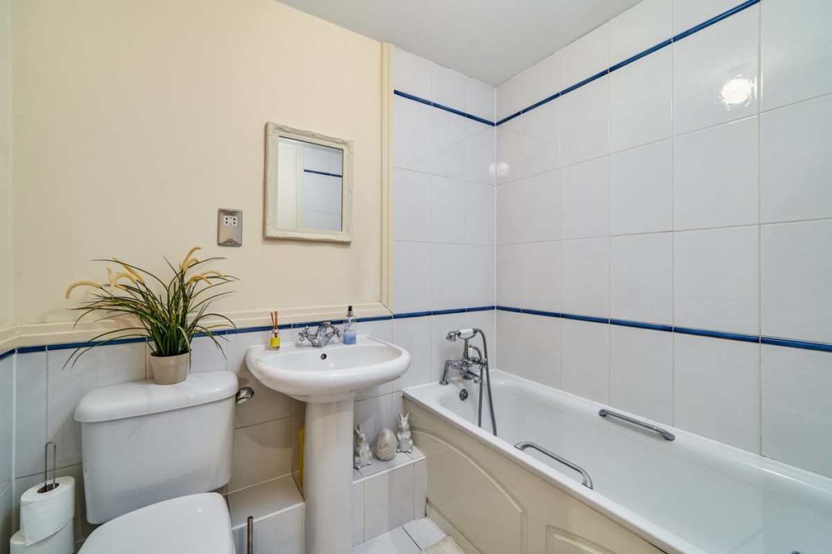 Riverside West , Smugglers Way