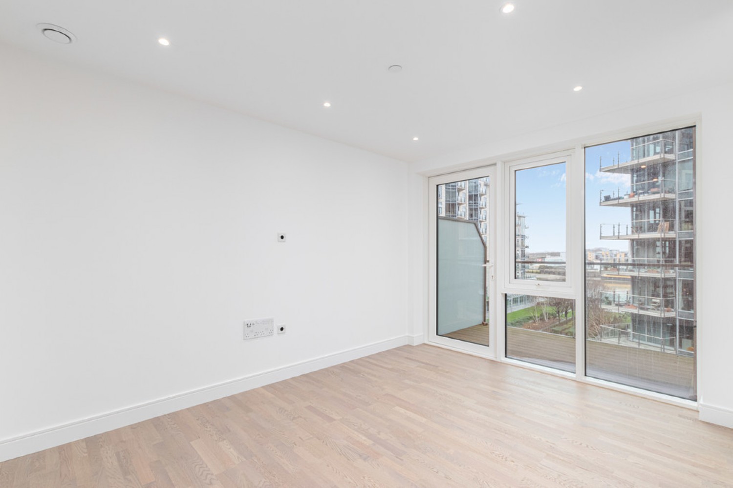 2 bedroom Flat for Letting Discovery House, Battersea Reach