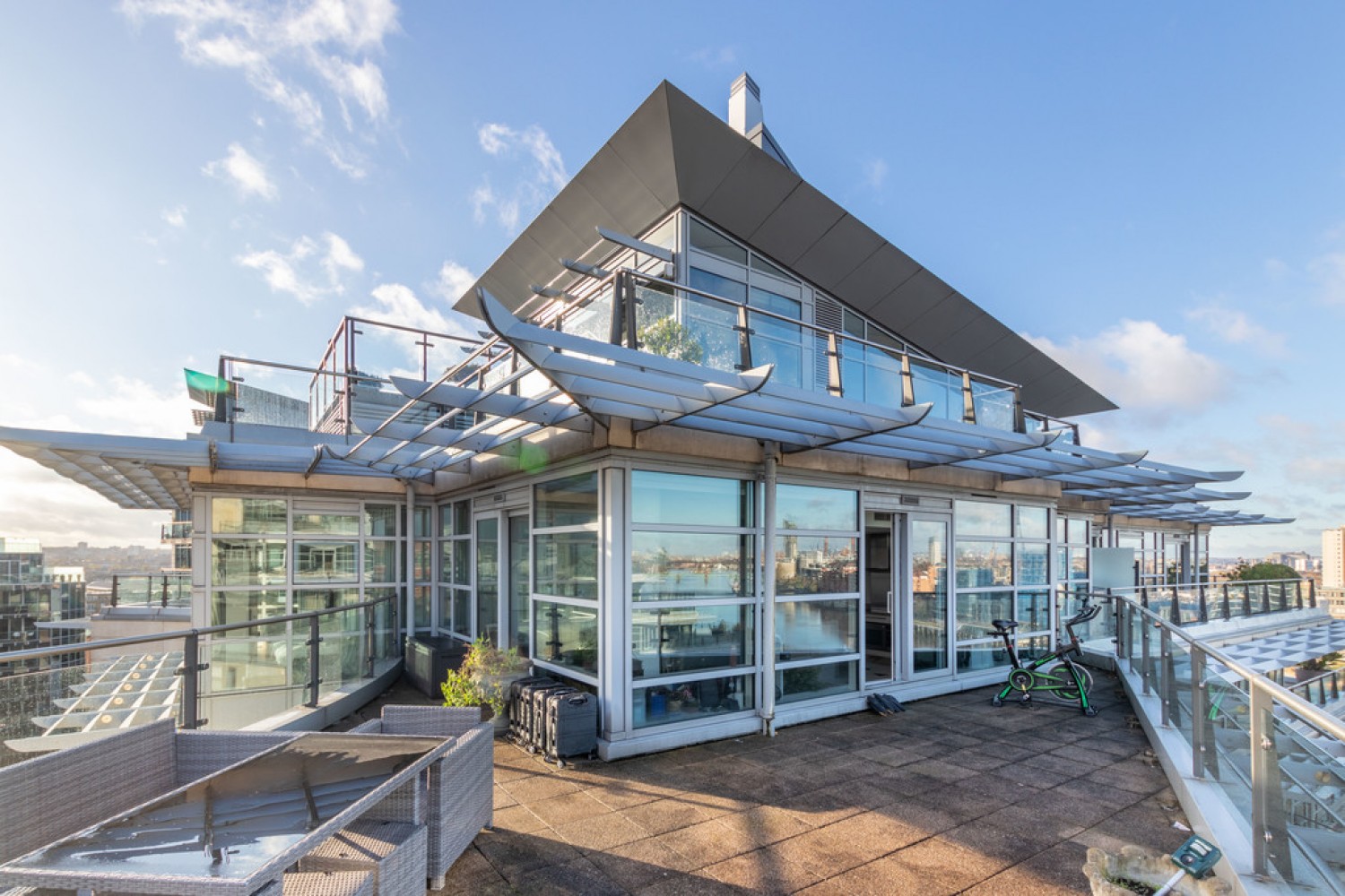 2 bedroom Flat for Letting Commodore House, Battersea Reach