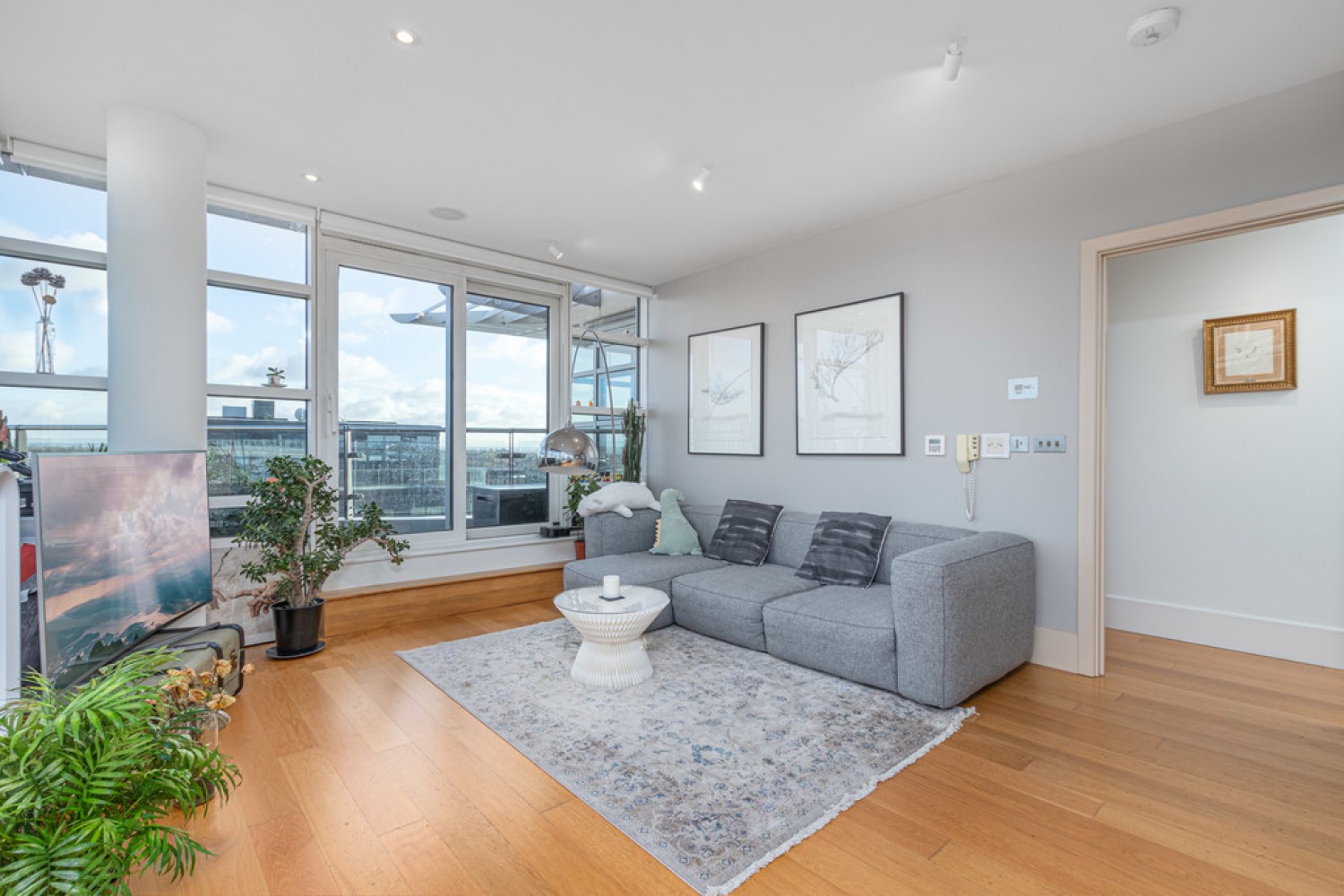 2 bedroom Flat for Letting Commodore House, Battersea Reach