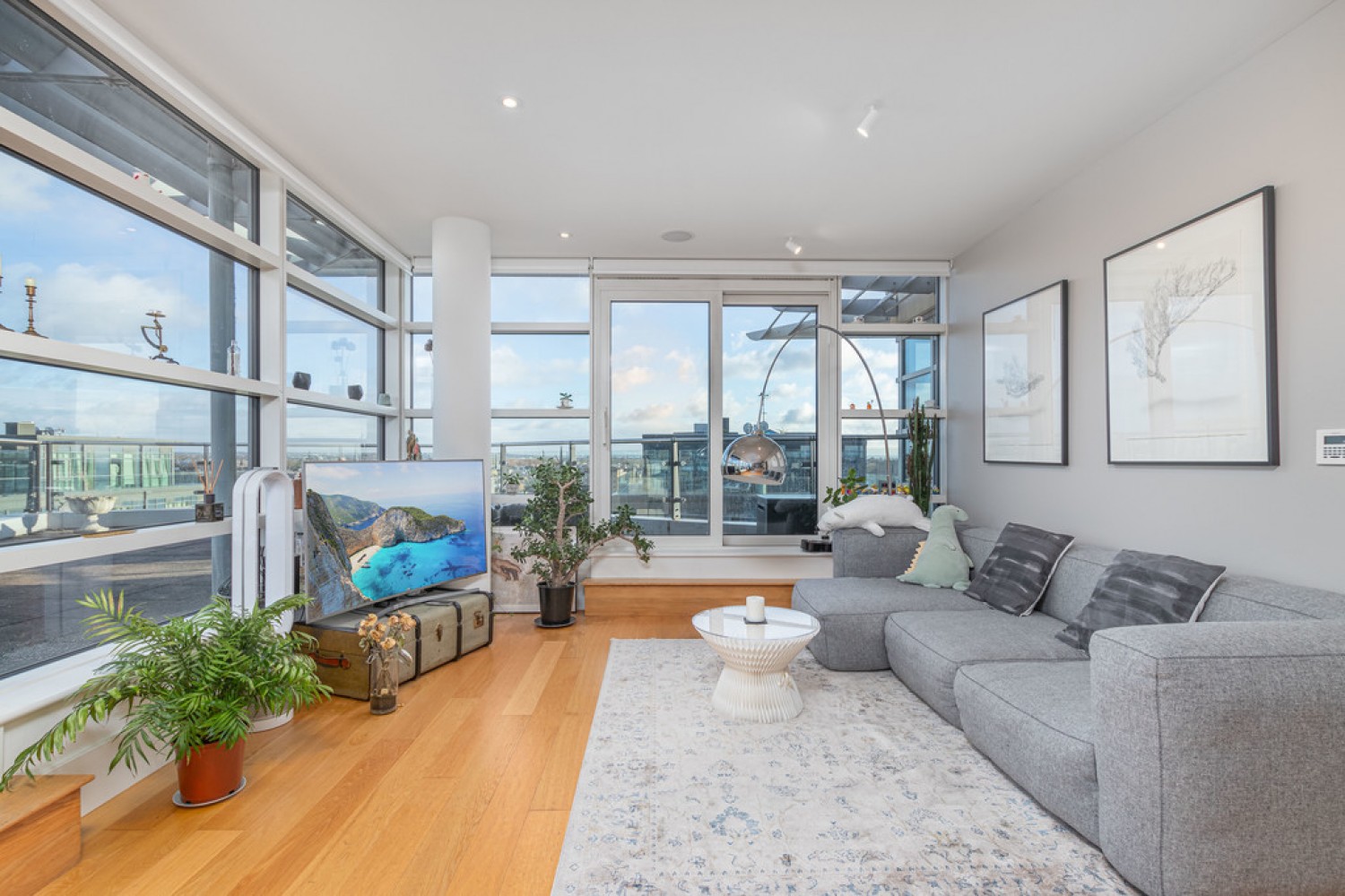 2 bedroom Flat for Letting Commodore House, Battersea Reach