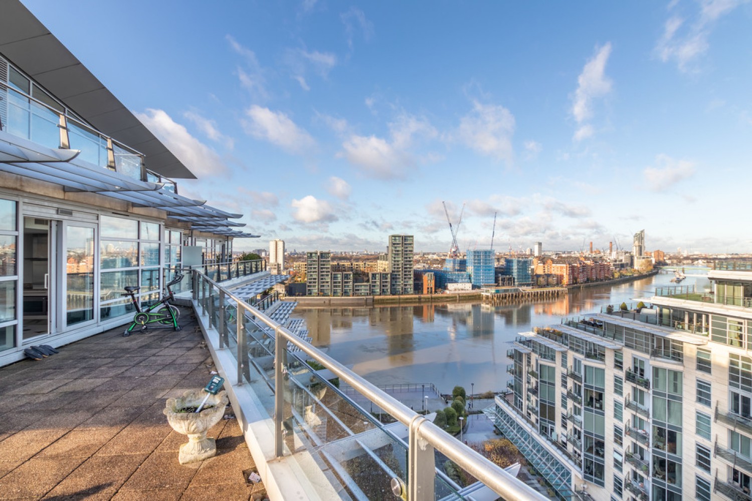 2 bedroom Flat for Letting Commodore House, Battersea Reach