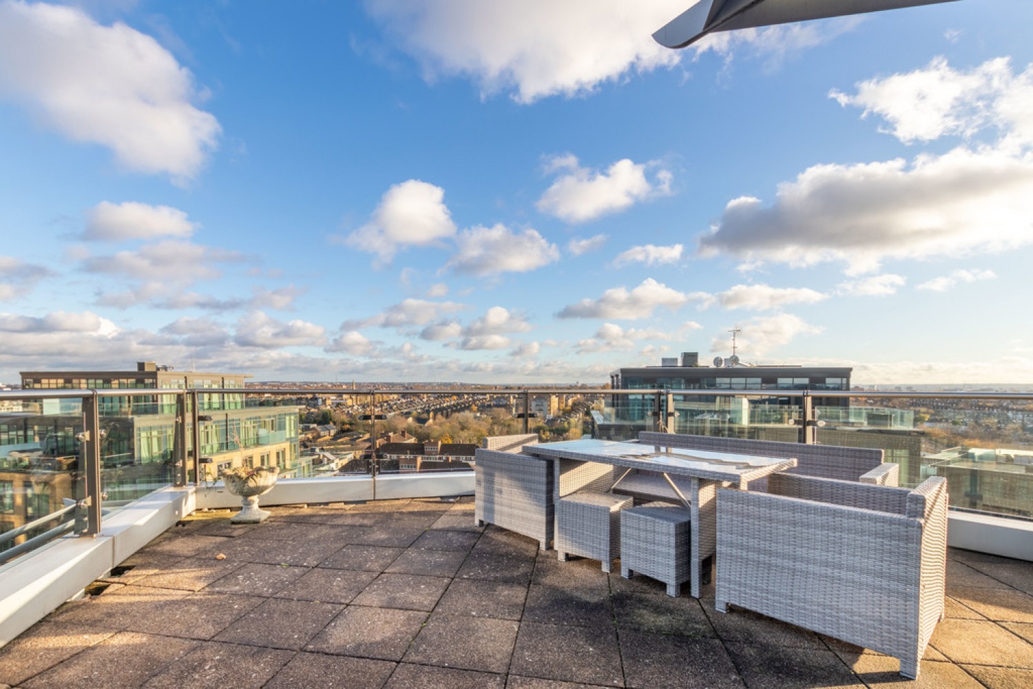 2 bedroom Flat for Letting Commodore House, Battersea Reach