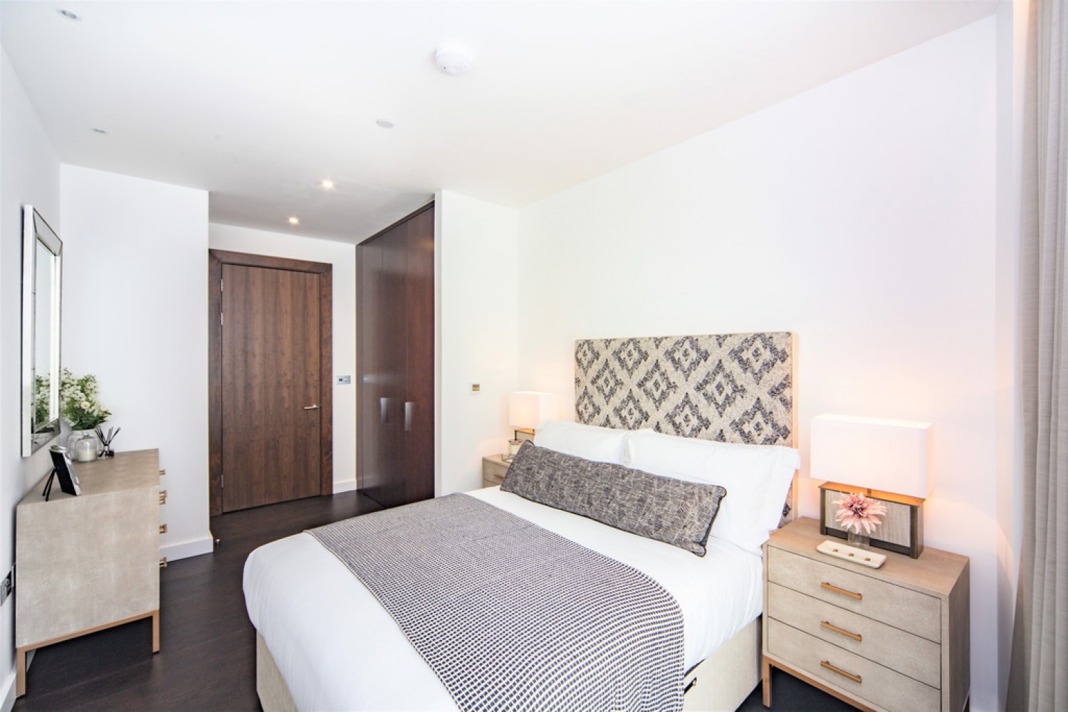 2 bedroom Flat for Letting Thornes House, 4 Charles Clowes Walk