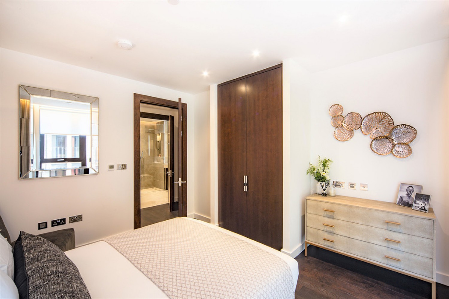 2 bedroom Flat for Letting Thornes House, 4 Charles Clowes Walk