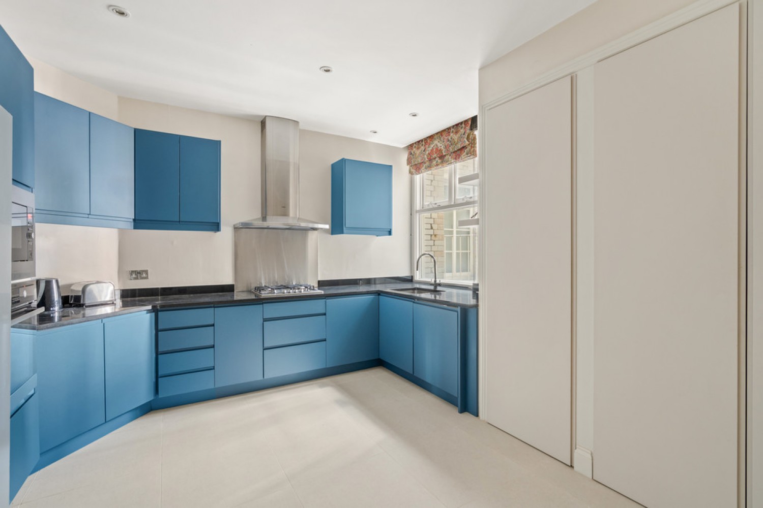 2 bedroom Flat for Letting Marloes Road, Kensington