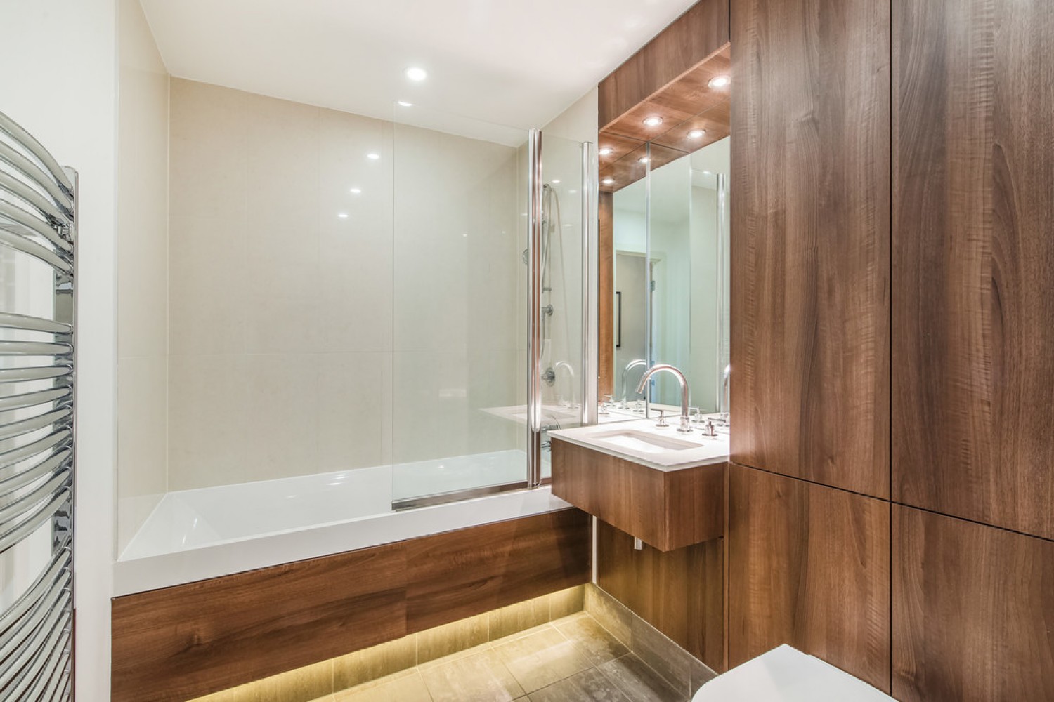 3 bedroom Flat in Ensign House, Battersea Reach