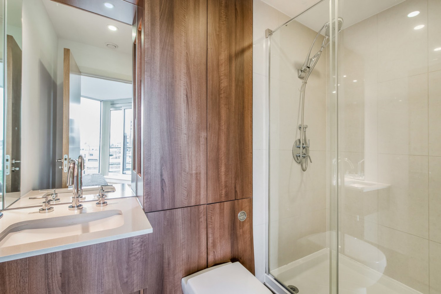 3 bedroom Flat in Ensign House, Battersea Reach