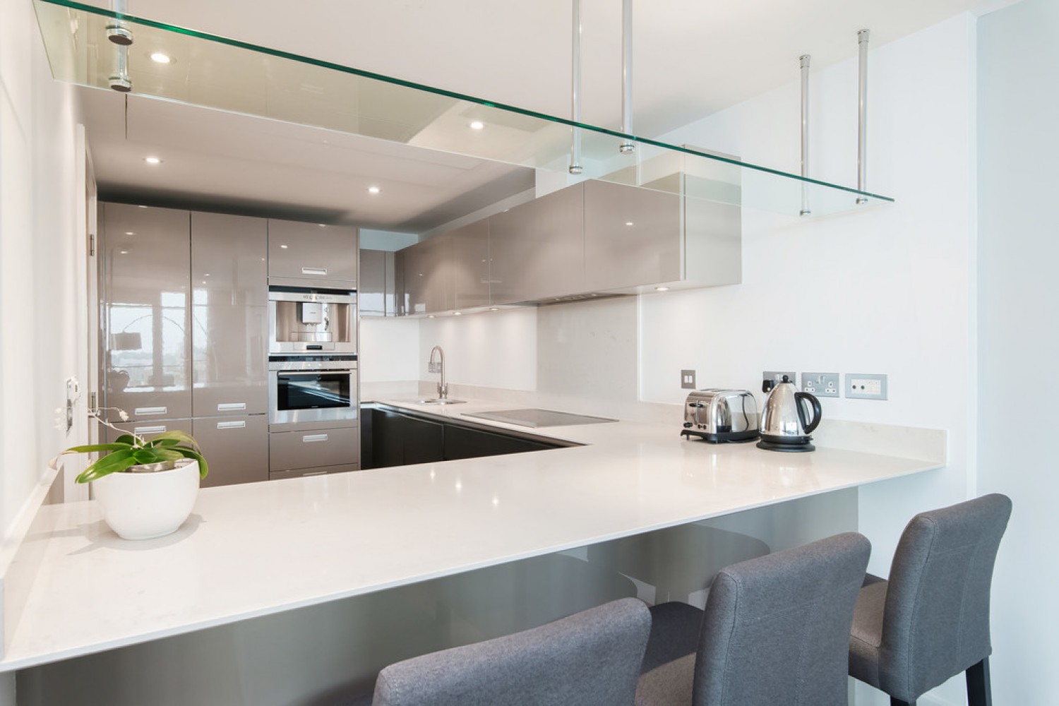 3 bedroom Flat in Ensign House, Battersea Reach