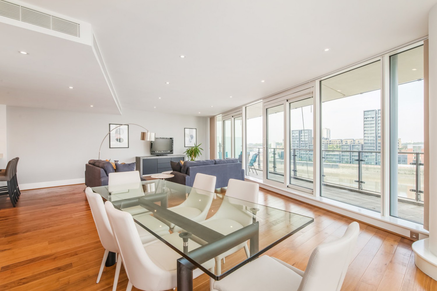 3 bedroom Flat in Ensign House, Battersea Reach