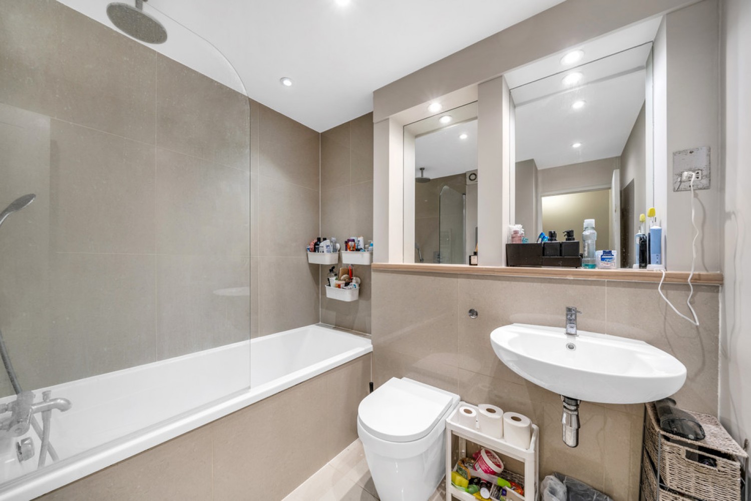 3 bedroom Flat in Weekley Square, Battersea