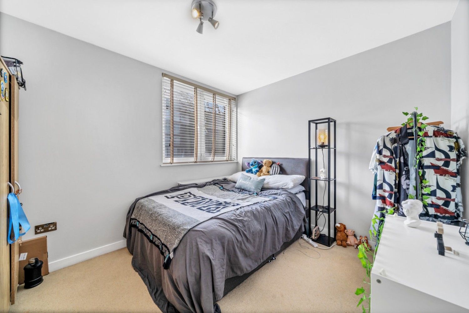 3 bedroom Flat in Weekley Square, Battersea