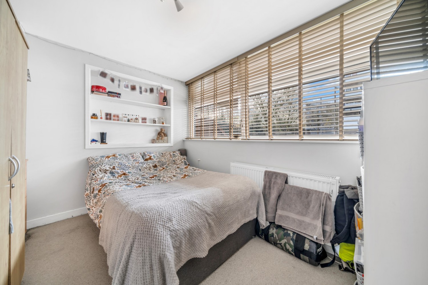 3 bedroom Flat in Weekley Square, Battersea