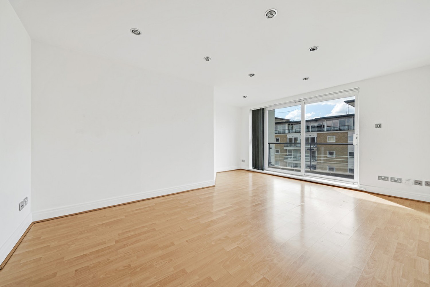 2 bedroom Flat for Letting Smugglers Way, Riverside West