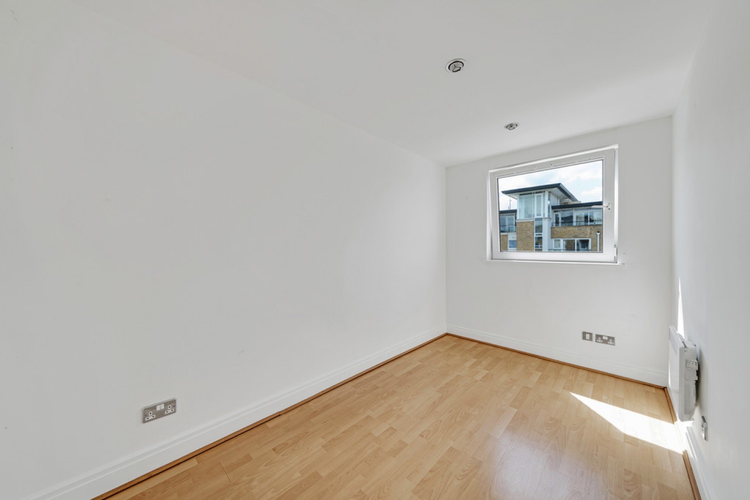 2 bedroom Flat for Letting Smugglers Way, Riverside West