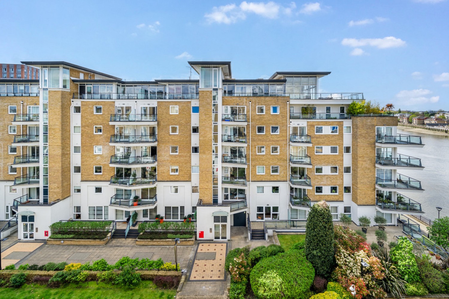 2 bedroom Flat for Letting Smugglers Way, Riverside West