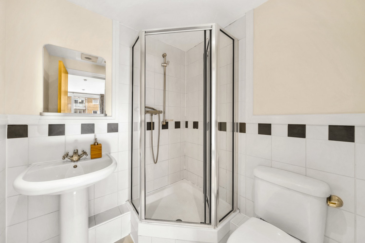 3 bedroom Flat in Smugglers Way, Wandsworth