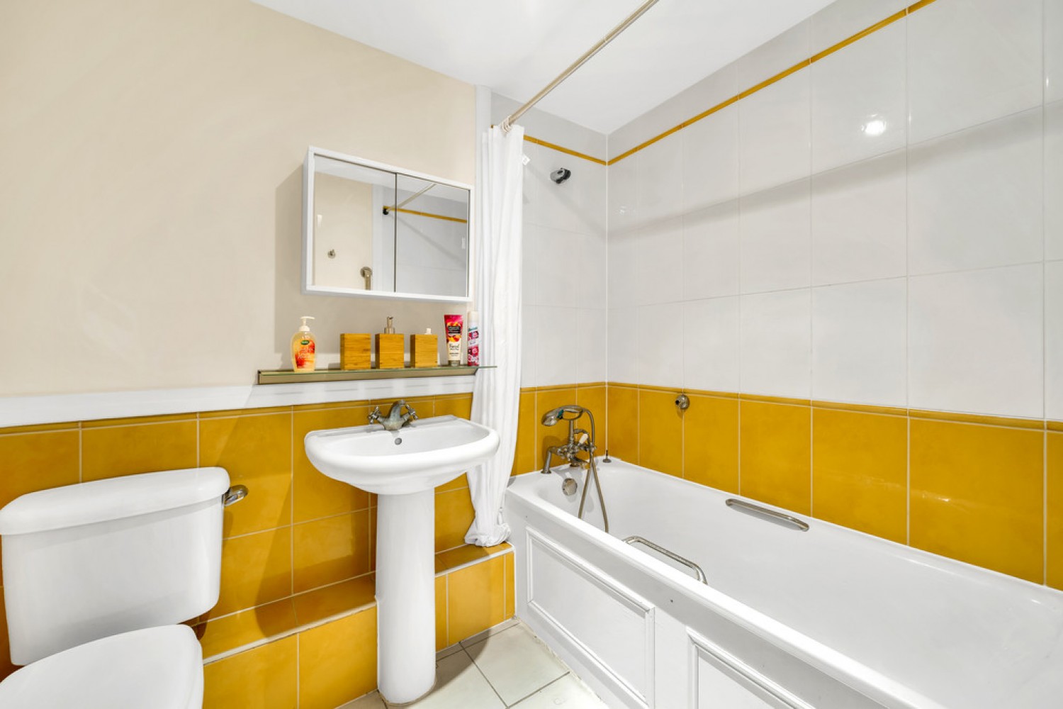 3 bedroom Flat in Smugglers Way, Wandsworth