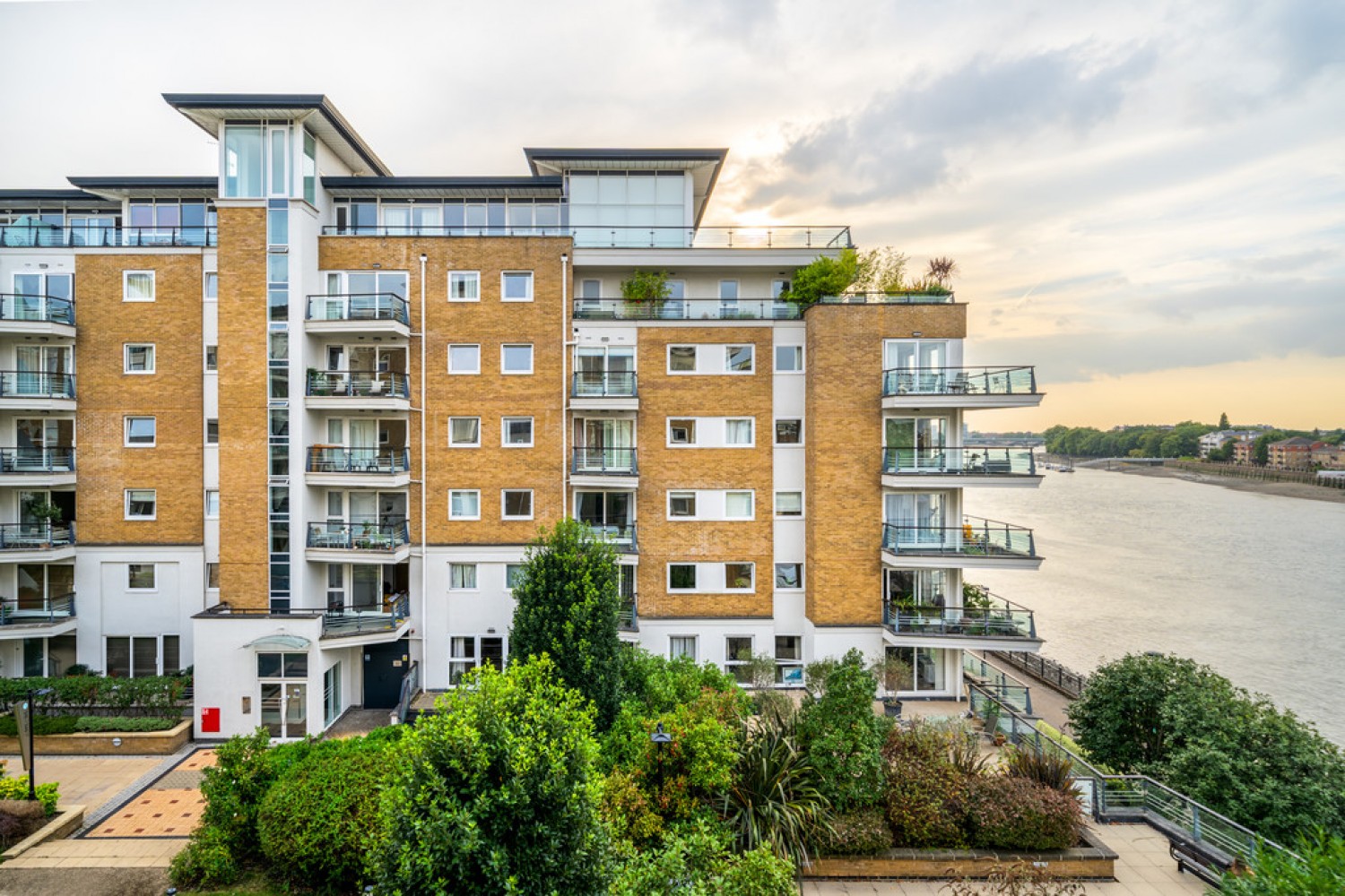 3 bedroom Flat in Smugglers Way, Wandsworth